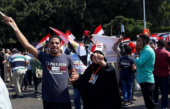 	الجماهير تواصل زحفها للمنصة في مشهد كرنفالي وطني في حب مصر