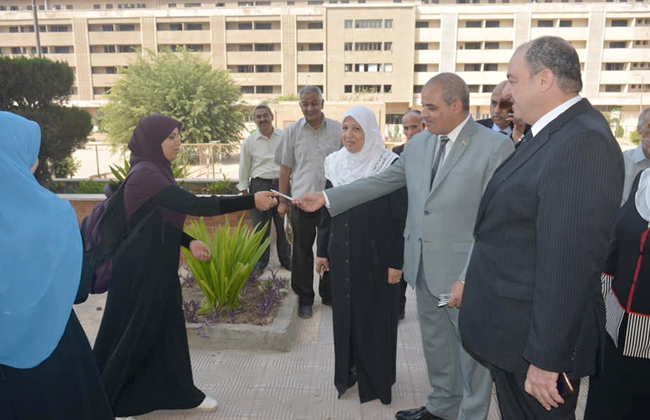 رئيس جامعة الأزهر يفاجئ المدينة الجامعية للطالبات بزيارة صباح اليوم | صور