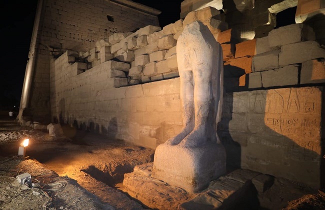 ترميم أحد تماثيل رمسيس الثاني بالجهة الغربية لمعبد الأقصر