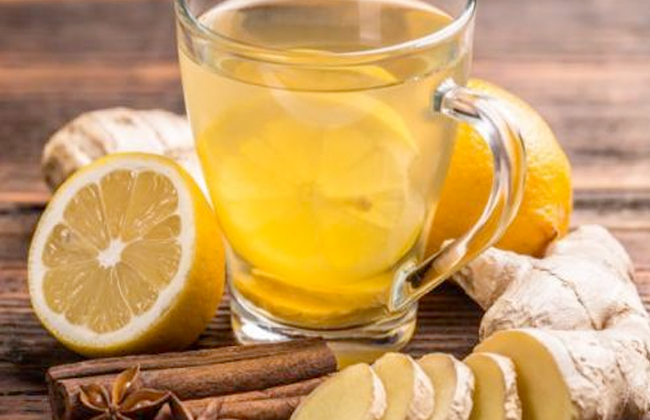 أخصائي تغذية مشروب الزنجبيل وعصير الليمون الدافئ يساعدان على رفع معدلات الحرق في الجسم