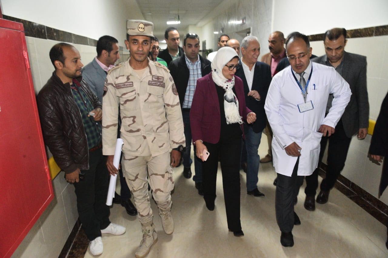 وزيرة الصحة خلال زيارتها لمستشفى العديسات التخصصي للأطفال