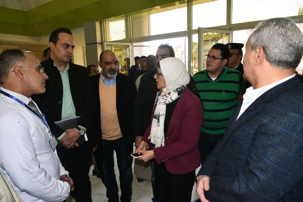 وزيرة الصحة خلال زيارتها لمستشفى العديسات التخصصي للأطفال