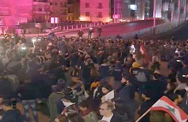 متظاهرون يقطعون جسر الرينغ في لبنان احتجاجا على تشكيل الحكومة والجيش يعزز انتشاره