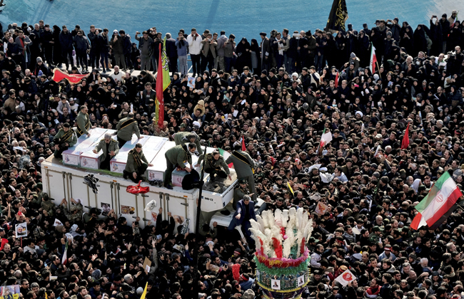 حشود ضخمة في جنازة سليماني 