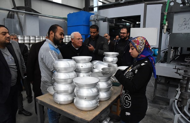 محافظ بورسعيد يتابع سير العمل داخل مصنع الأوانى والأدوات المنزلية الفورجيد | صور