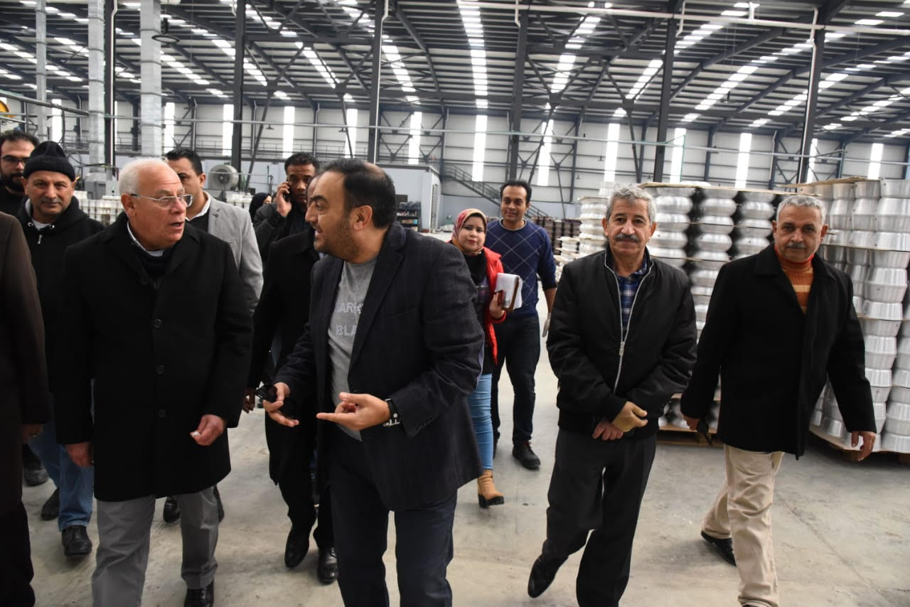 محافظ بورسعيد يتابع سير العمل داخل مصنع الأوانى