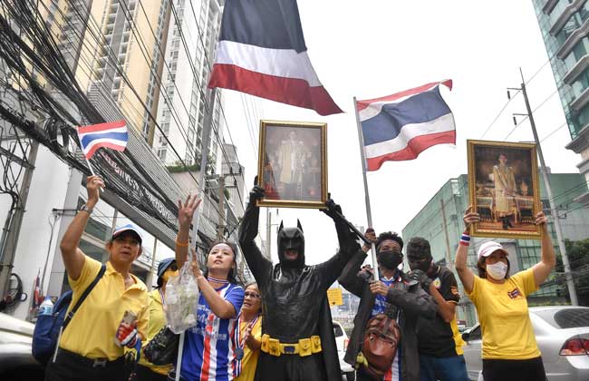 تايلاند تحظر التجمعات وتقيد نشر الأخبار سعيا لقمع الاحتجاجات