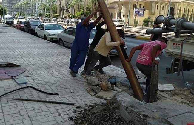 رفع أعمدة الإنارة الآيلة للسقوط في الإسكندرية استعدادا للشتاء | صور