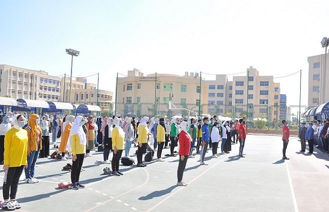 طلاب جامعة كفر الشيخ يؤدون تحية العلم بمشاركة رئيس الجامعة | صور 