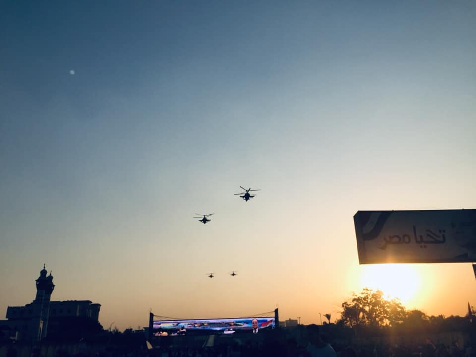 الطائرات الحربية تشارك في احتفالية "المنصة" بلافتات أعلام مصر	