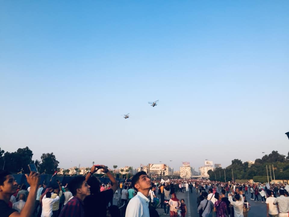 الطائرات الحربية تشارك في احتفالية "المنصة" بلافتات أعلام مصر	