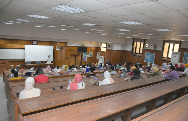 انتظام الدراسة بكليات جامعة القاهرة وتدريب الطلاب على استخدام المنصة التعليمية| صور