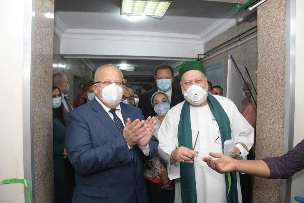 الدكتور محمد عثمان الخشت مع الدكتور على جمعة فى أقسام المستشفى
