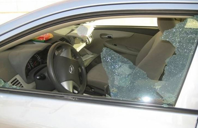 كشف ملابسات فيديو لشخص يكسر زجاج سيارة ويسرق هاتفًا محمولًا من داخلها