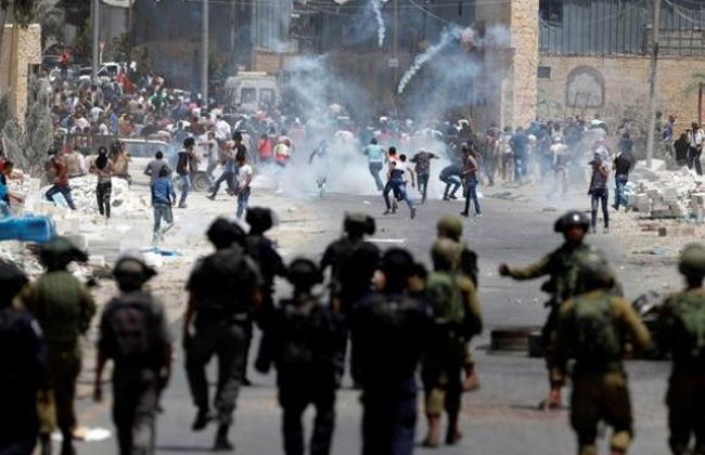 اندلاع مواجهات عنيفة بين جيش الاحتلال والفلسطينيين وإصابة شاب بجروح خطيرة 