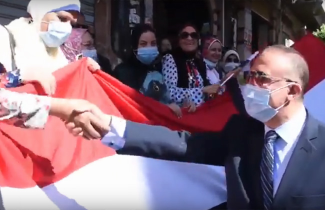 محافظ الإسكندرية يلتقي الناخبين أمام مدرسة عمر مكرم | فيديو