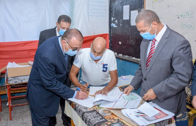 محافظ الإسكندرية يدلي بصوته في انتخابات النواب