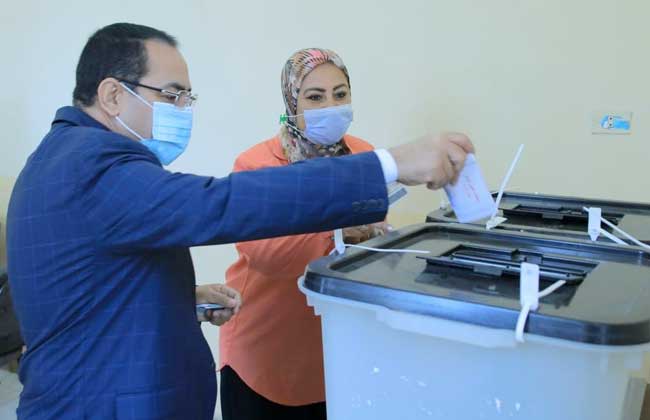 رئيس جهاز التنظيم والإدارة يدلي بصوته في انتخابات مجلس النواب | صور 