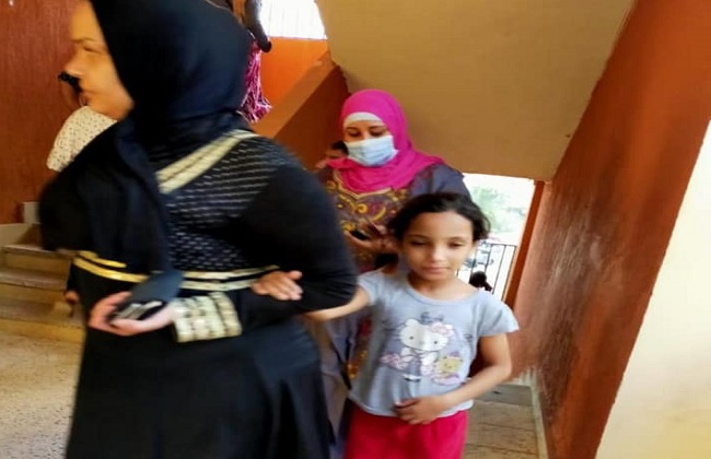 مصرية تصطحب ابنتها أثناء التصويت في انتخابات النواب ده واجب وطني | صور