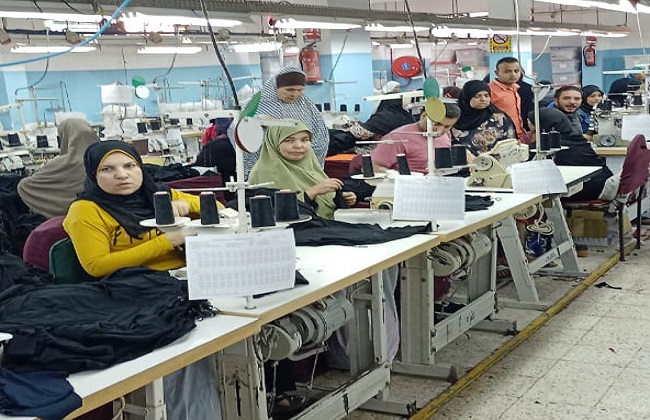 القوى العاملة : دارت عجلة الإنتاج بمصنع للملابس الجاهزة بالفيوم بعد صرف  راتب سبتمبر لـ 600 عامل | صور - بوابة الأهرام