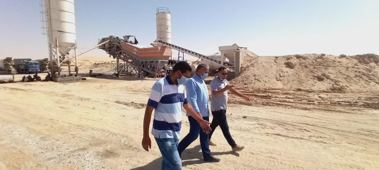  رئيس مركز ومدينة سيوة خلال تفقده محطة معالجة مياه الصرف الصحى بمنطقة الشحايم