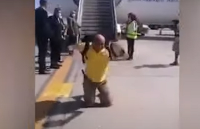 سائح أوكراني يقبل أرض مطار مرسى علم تعبيرا عن حبه لمصر| فيديو
