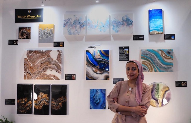 طبيبة مصرية تتحول لفنانة تشكيلية بمعرض فنون العالم بدبي| صور