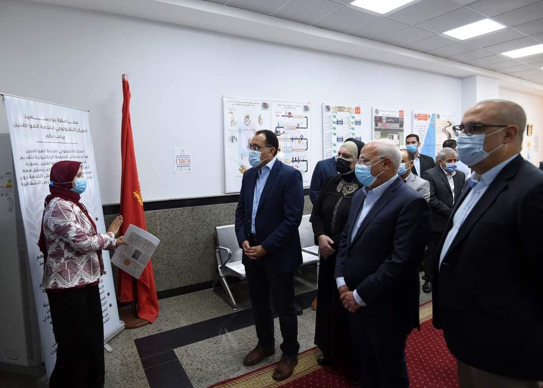 رئيس الوزراء يتفقد المركز التكنولوجي لخدمة المواطنين في بورسعيد