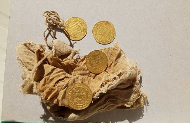 تفاصيل العثور على  دينارا من الذهب في دير البنات بالفيوم |صور 
