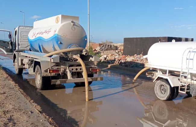 إزالة تراكمات مياه الأمطار على طريق «مطروح  الإسكندرية وشوارع قرية جلال | صور