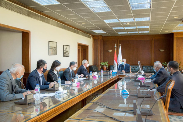 الدكتور محمد عبد العاطي وزير الموارد المائية و الري مع سفير إيطاليا بالقاهرة