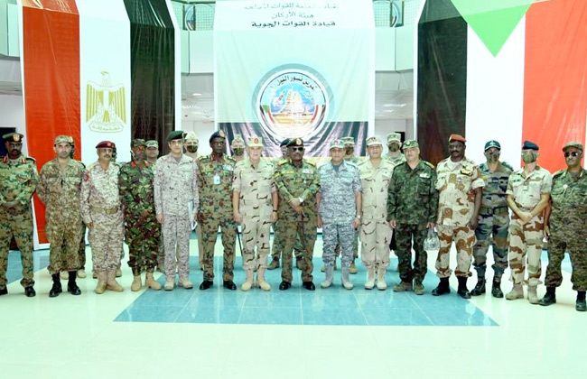 رئيس الأركان يشهد المرحلة الرئيسية للتدريب الجوي المصري السوداني