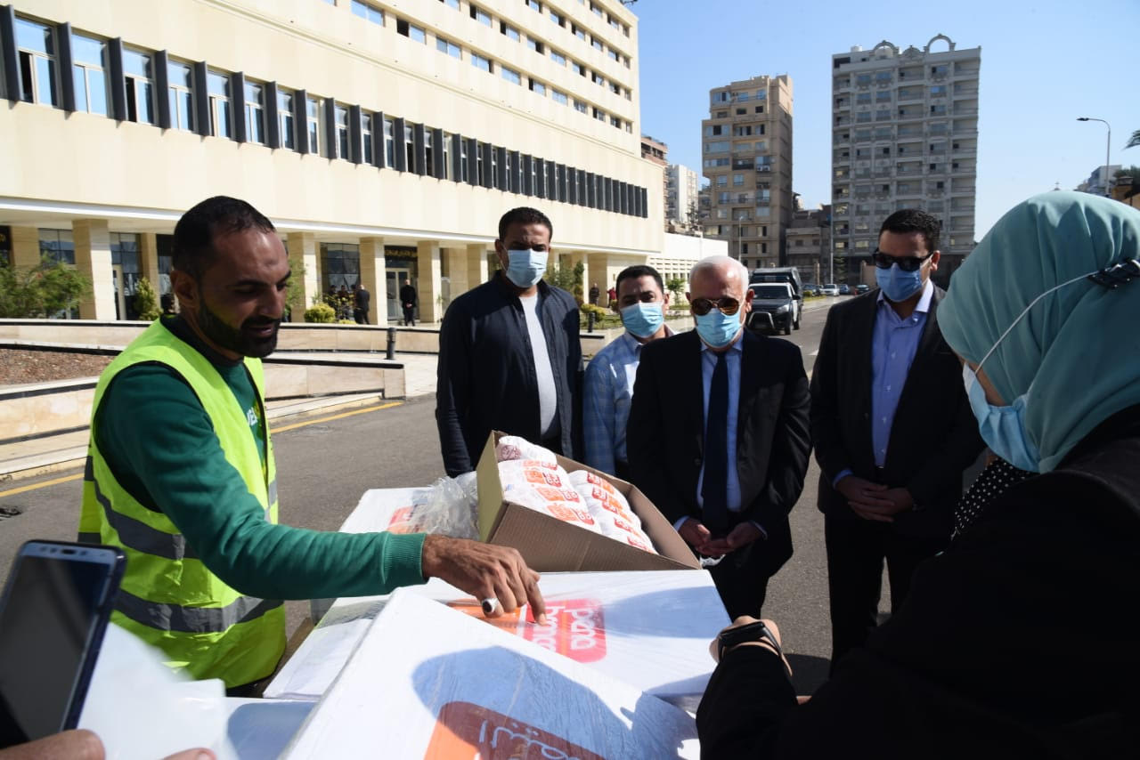 اللواء عادل الغضبان محافظ بورسعيد يوجه بسرعة توزيع مساعدات قافلة تحيا مصر