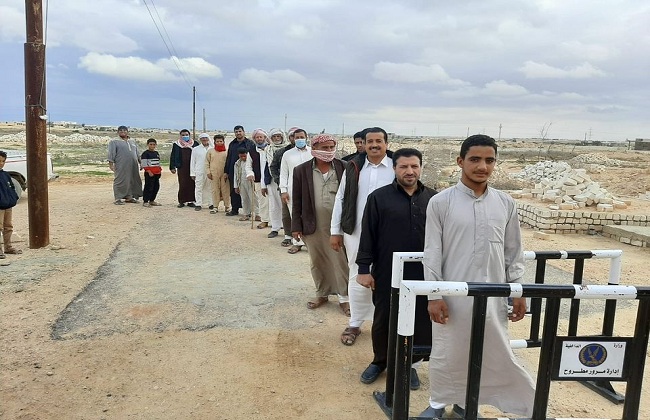 إقبال من الناخبين على لجان التصويت في انتخابات النواب بمطروح | صور