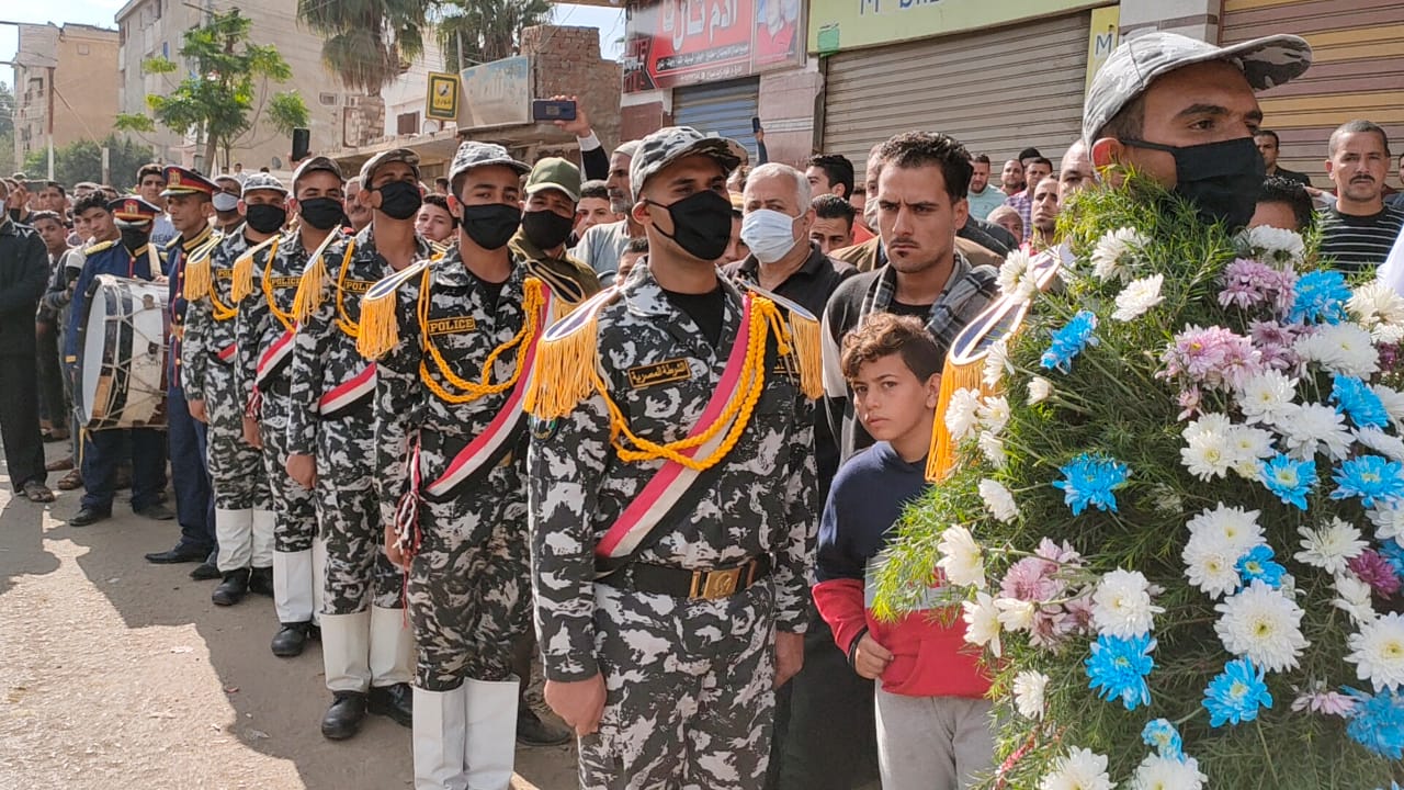 محافظ البحيرة يشارك فى تشييع جثمان الشهيد"حرحش" فى كوم حمادة