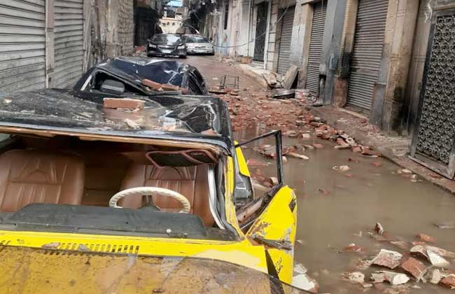تحطم سيارتين في انهيار شرفة عقار بالإسكندرية لسوء الطقس والأمطار | صور 