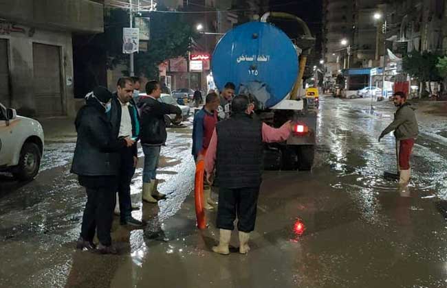 رئيسة مدينة دسوق بكفرالشيخ تقود فرق كسح مياه الأمطار من شوارع المدينة ليلا| صور  