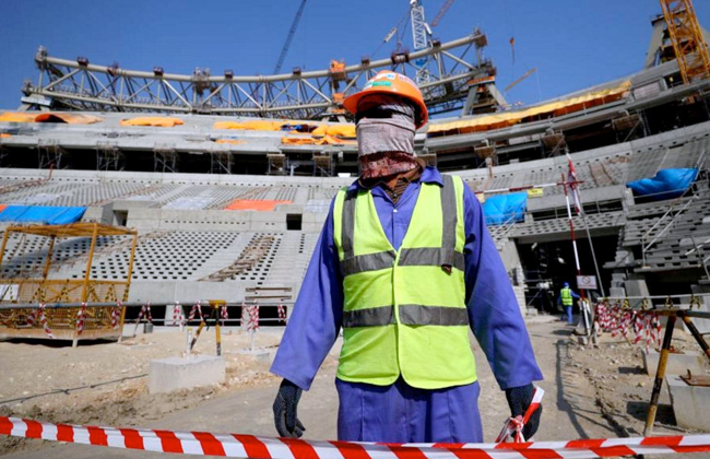 قطر تعجز عن دفع رواتب العاملين بمنشآت كأس العالم ٢٠٢٢