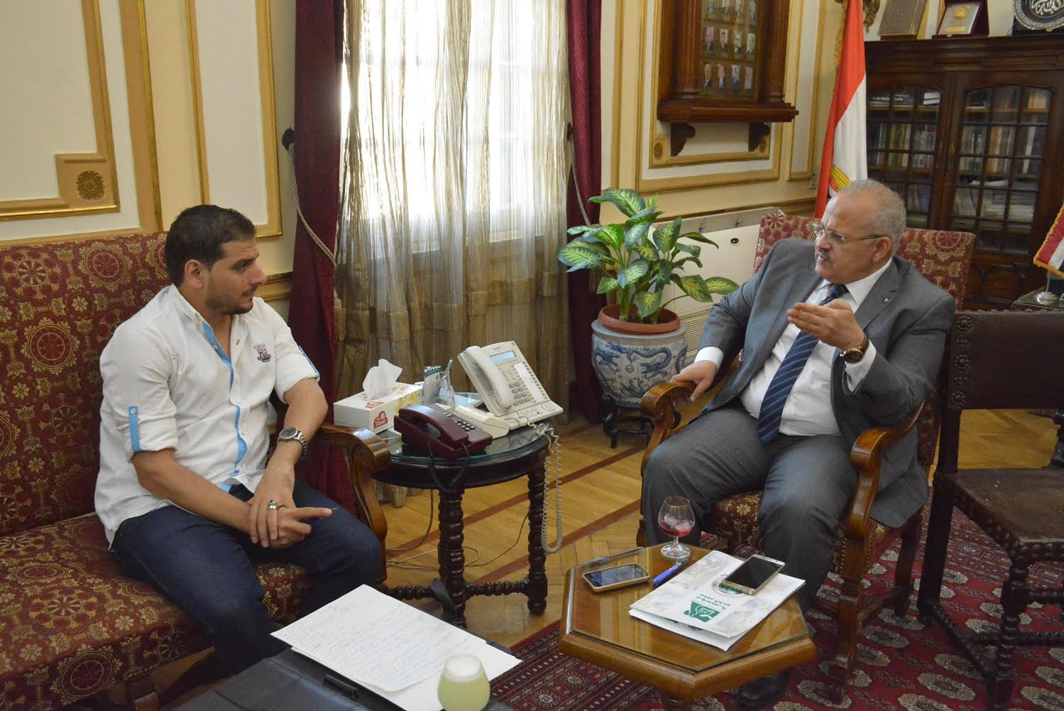 محرر "بوابة الأهرام" أثناء حواره مع رئيس جامعة القاهرة