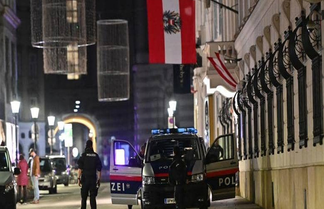 وزير الداخلية النمساوي منفذ هجوم فيينا من أنصار تنظيم داعش الإرهابى