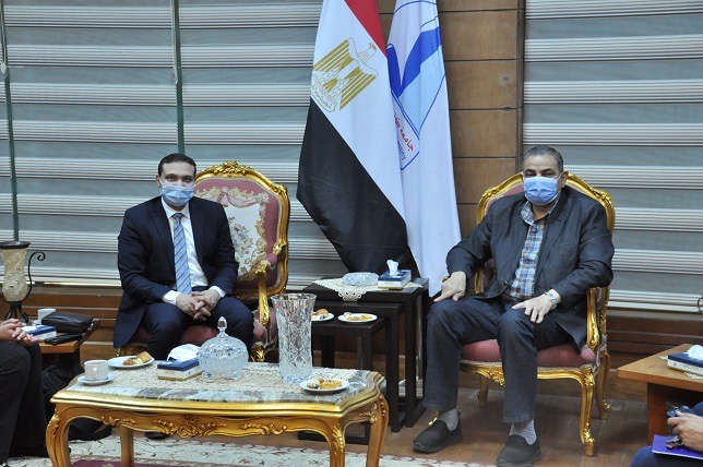 الدكتور عبدالرازق دسوقي، رئيس جامعة كفرالشيخ مع رئيس وفد البنك الأهلى المصرى
