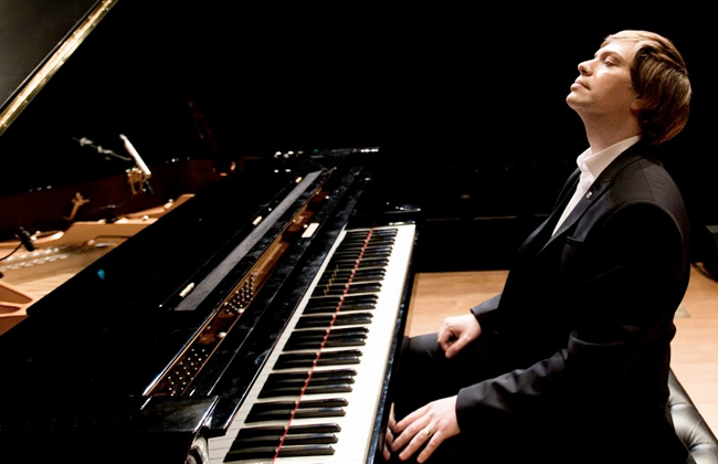 عازف البيانو الشهير ستيف بركات يطرح أحدث معزوفته الخريف في كيبك - بوابة  الأهرام