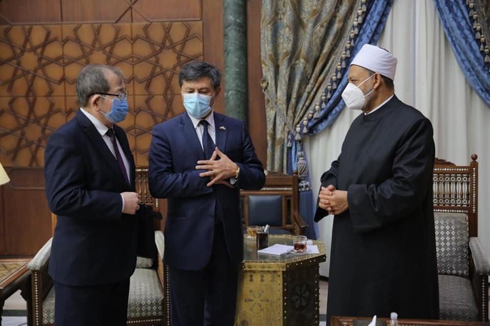 الدكتور الطيب خلال استقباله سفير أوزباكستان بالقاهرة