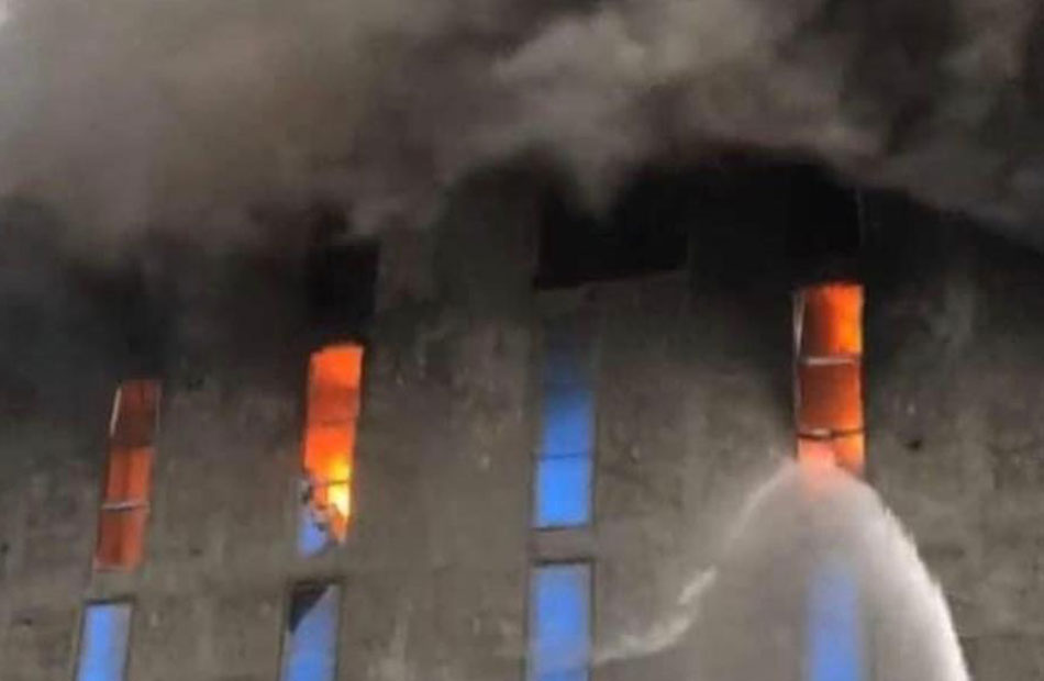ميناء الإسكندرية يعلن تفاصيل حريق مخزن «روما والدفع بـ سيارة إطفاء للسيطرة عليه