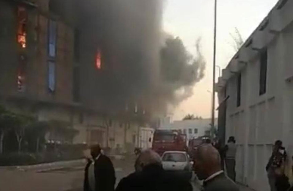 محافظ الإسكندرية يتفقد أعمال السيطرة على حريق أحد المخازن بالميناء البحري