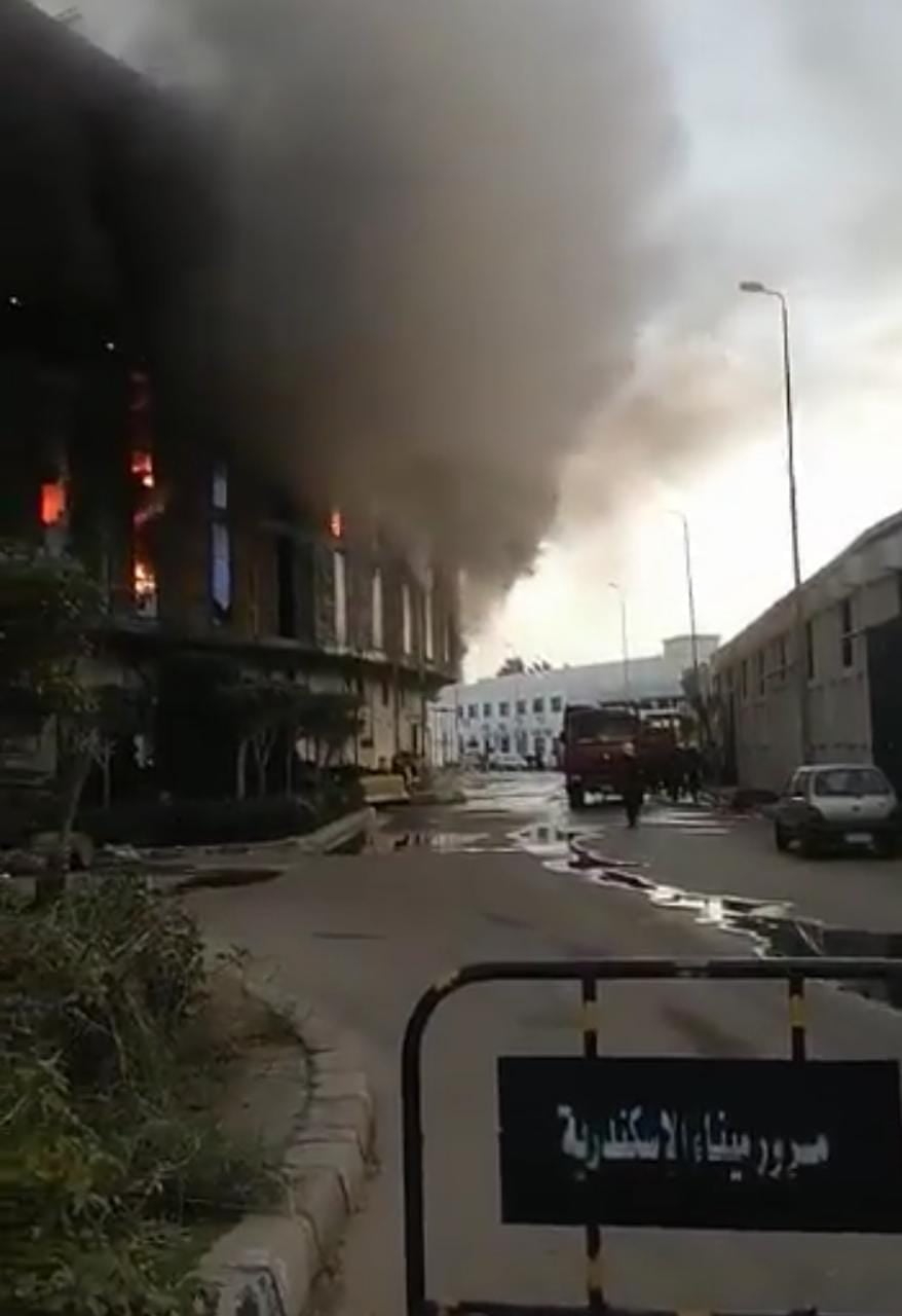 حريق أحد المخازن بالميناء البحري