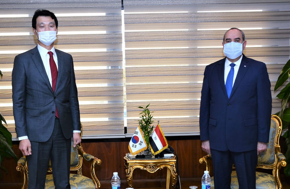 وزير الطيران المدني يلتقي سفير كوريا الجنوبية لدى مصر| صور
