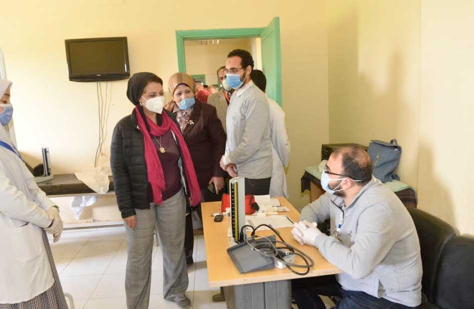 جامعة أسيوط الكشف الطبي على  مريضا وتوزيع بطاطين وسلع بقرية عرب القداديح | صور
