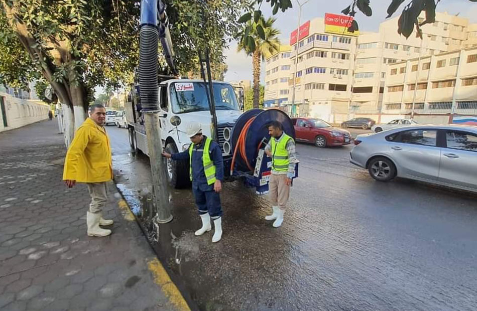 محافظ الجيزة يتابع أعمال شفط مياه الأمطار بالأحياء والمراكز | صور