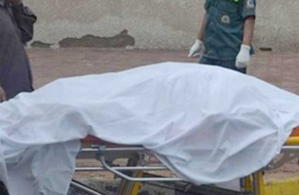 دفن جثة شخص لقي مصرعه في انقلاب سيارة نصف نقل على طريق الواحات